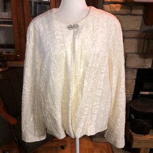 Koret size Large winter white jacket with beautiful clasp fully lined EUC